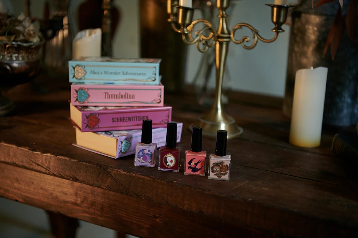 ＢＯＯＫスタイルの アート型ネイル！ 夢幻的な雰囲気を 表現したベージュカラー ストーリー・イン・カラー マジカルヌード （マニキュア）