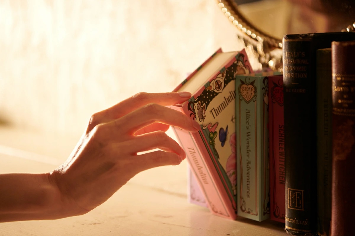 ＢＯＯＫスタイルの アート型ネイル！ 夢幻的な雰囲気を 表現したベージュカラー ストーリー・イン・カラー マジカルヌード （マニキュア）