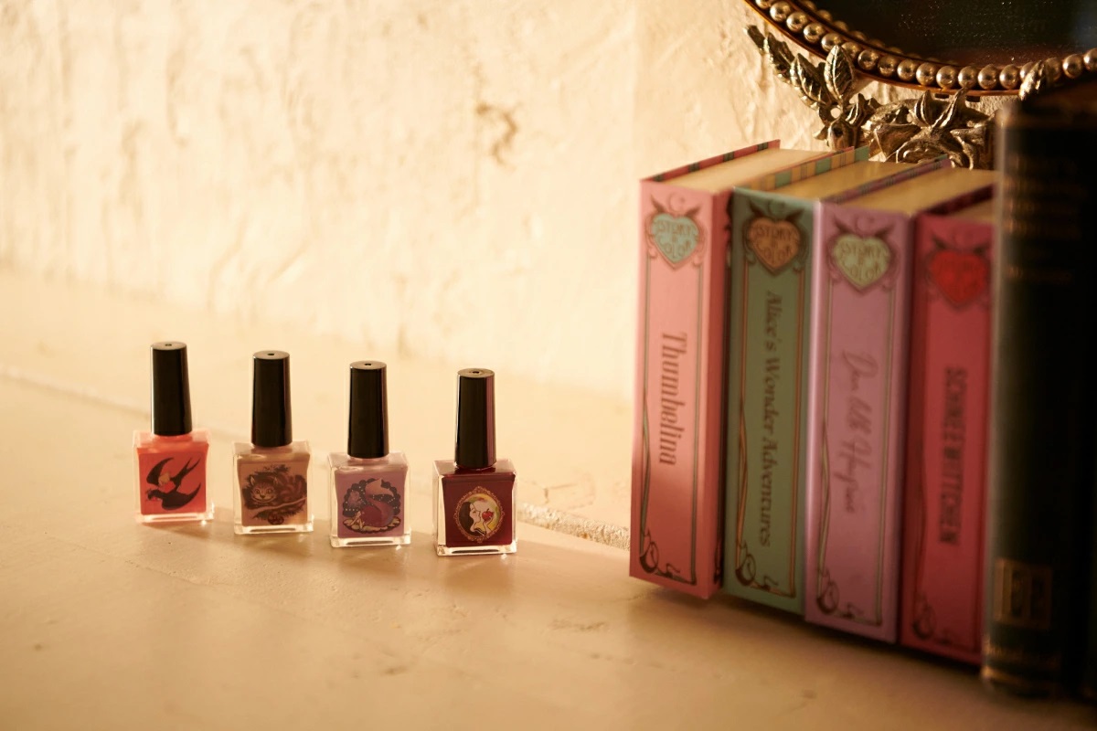 ＢＯＯＫスタイルの アート型ネイル！ 夢幻的な雰囲気を 表現したベージュカラー ストーリー・イン・カラー マジカルヌード （マニキュア）